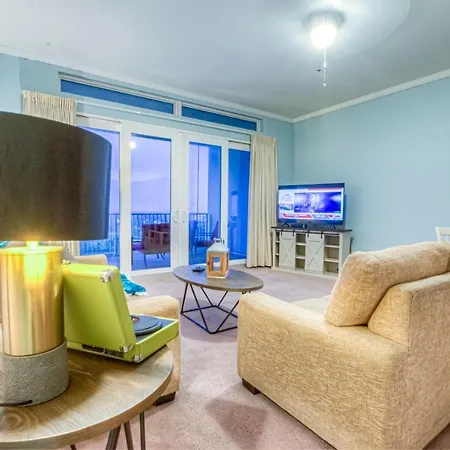 Large 3 Bd Penthouse 2034 In Laketown, Great Views And Amenities!